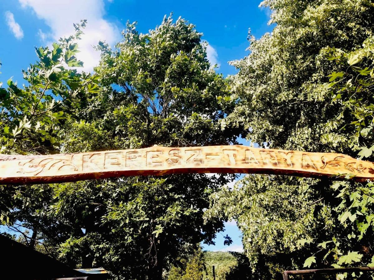 Jurta Az Erdo Mellett Dezsaval-Keresz-Tanya Hotel Pilisszentkereszt Bagian luar foto